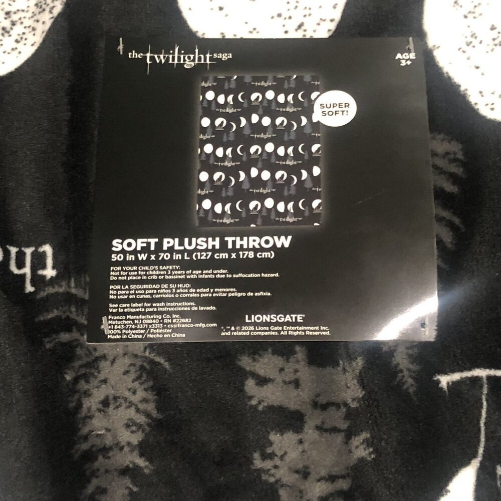 The Twilight Saga Soft Plush Throw, 50in W x 70in L (127 cm x178 cm), Black - Picture 4 of 4